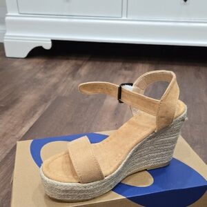 Chic Tan Wedge Sandals